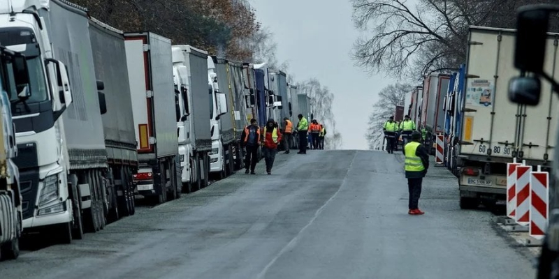 Частково домовилися. Поляки пустять порожні вантажівки на ПП Ягодин через окрему чергу